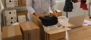 Organização de mercadorias em estoque de loja de moda, com produtos embalados e sem saída